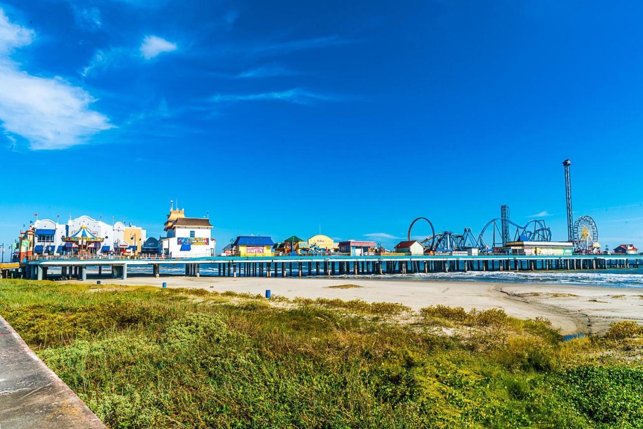 Blue Skies Ahead Quick Walk Into Town And Beach Галвестон Экстерьер фото